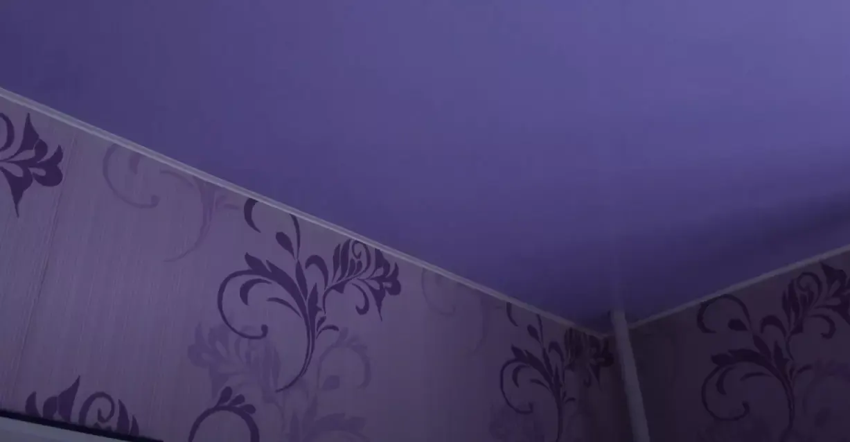 Сиреневый натяжной потолок для кухни — Тобольск, 9-й микрорайон, 25а, фото 2